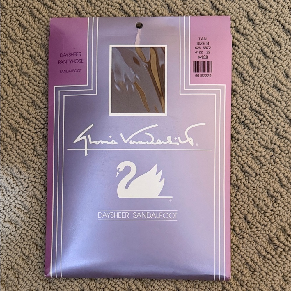 Gloria Vanderbilt Vintage Daysheer Sandalfoot Pantyhose in Tan.  Size B